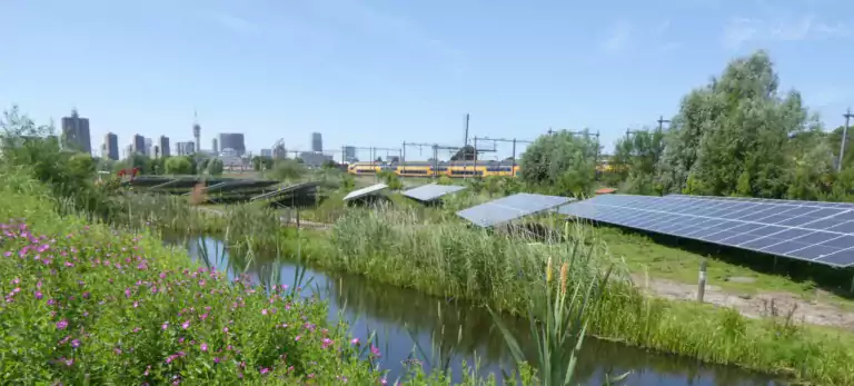 TerraTechs duurzaam funderingssysteem voor zonnepanelen in veldopstelling