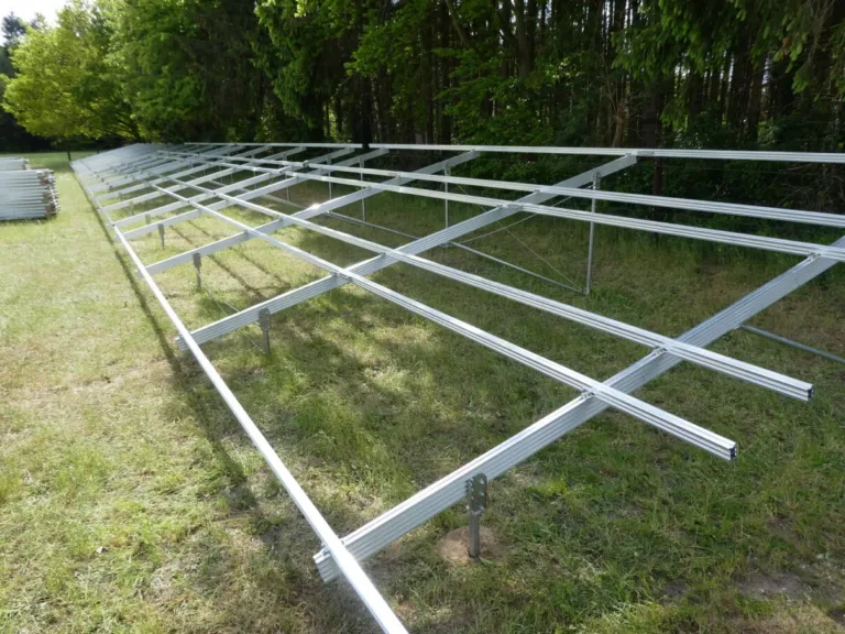 Flexibel montagesysteem voor zonnepanelen op veldopstellingen, geschikt voor diverse terreinen en hoogteverschillen - TerraTechs