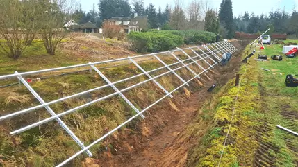 Montagesysteem voor zonnepanelen aan een talud op schroefpalen